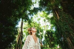 eleganta hippie flicka i de skog foto