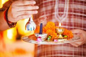 hindu ceremoni. puja - erbjudande till gudar foto