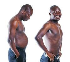 en svart man som visar hans torso foto