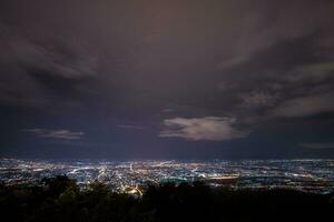 chiang mai stadsbild på natt se från de topp av doi suthep belägen i chiang mai provins av thailand. foto