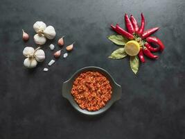 adjika, varm peppar och vitlök uppsättning av Ingredienser foto