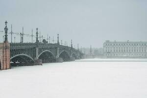 palats bro i st. petersburg under en snöfall. foto