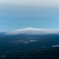 snötäckt polär kon kulle i vinter- tidigt i de morgon. vinter- polaris landskap. se av de snötäckt tundra och kullar. kall vinter- väder. hård nordlig klimat. fyrkant se. foto