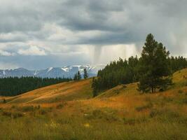 dramatisk himmel på berg toppar. mystisk bakgrund med dramatisk berg. regn i berg. foto