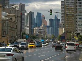 moskva trafik av bilar. ny arbat gata i regnig sommar dag foto