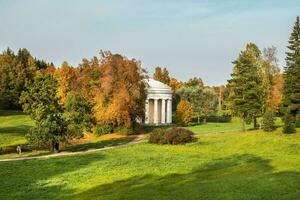 höst landskap med tempel av vänskap är i pavlovsk parkera. st. Petersburg, Ryssland. foto