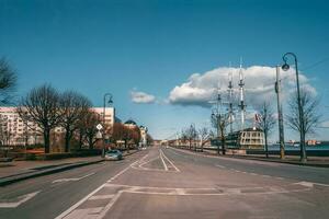 ett tömma stad utan bilar. gata av de historisk Centrum av s foto