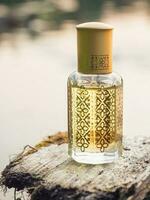 arab oud attar parfym eller agarwood olja dofter i mini flaskor. foto