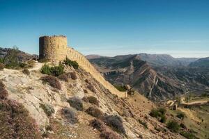 gunib fästning är en historisk monument av dagestan i solig vår dag. foto