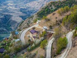 lindning serpentin väg på shamil Port övre gunib i dagestan. berg by i vår. gunib fästning är en historisk monument. Ryssland. foto