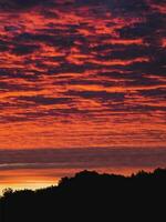 röd kväll himmel. färgrik molnig himmel på solnedgång. himmel textur, abstrakt natur bakgrund foto