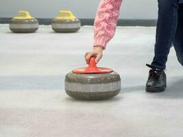 sten för curling på is av en inomhus rink foto