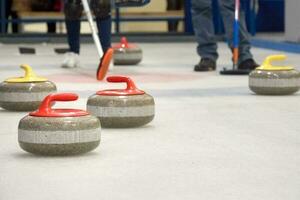 grupp av stenar för curlingspel i curling på is. foto