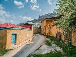 gammal berg by i dagestan. lantlig gata mellan sten hus i en by choh, dagestan. Ryssland. foto