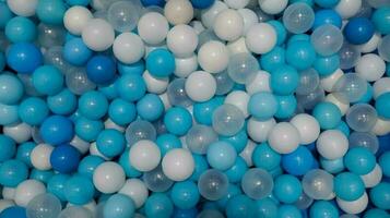 färgrik vit blå och transparent plast boll på de torr inomhus- slå samman boll barn lekplats. foto