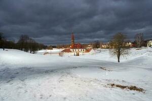 sanny vår se av de gammal palats. vit snöig landskap med gammal maltese palats i skön naturlig landskap. gatchina. foto