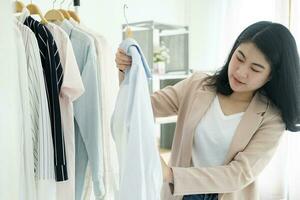 företagsägare kontroll kläder i små företag. foto