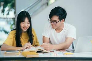 ett asiatisk studenter är läsning böcker och studie, handledning tillsammans. foto