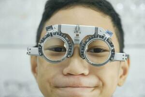 ung pojke granskning syn i optisk klinik. foto