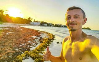 manlig turist reser man tar selfie playa del carmen Mexiko. foto