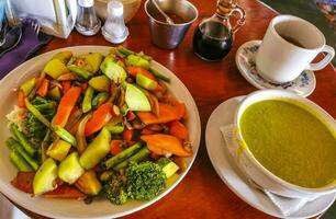 grön vegetabiliska grädde soppa och vegetabiliska frukt sallad i Mexiko. foto