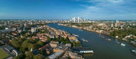 skön panorama- se av London thames flod med kanariefågel kaj horisont på de horisont. foto