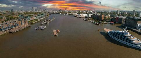 skön Yacht dockad nära de London stad Centrum förbi de torn bro foto