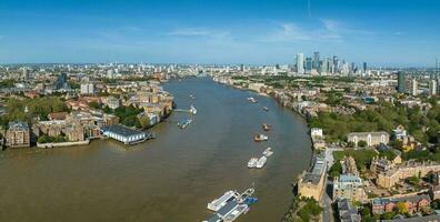 skön panorama- se av London thames flod med kanariefågel kaj horisont på de horisont. foto