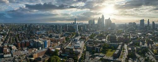 panorama- antenn se av de stad av London Centrum med skyskrapa byggnader på de horisont. foto