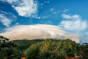 en frodig trädgård i la fortuna, costa rica med arenal vulkan i de bakgrund foto