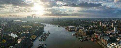 ikoniska torn bro ansluter london med southwark på de thames flod foto