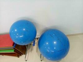 stor blå Gym boll i de hörn av de rum foto
