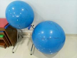 stor blå Gym boll i de hörn av de rum foto
