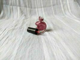 en rosa nagel putsa med en unik halv hjärta formad flaska foto