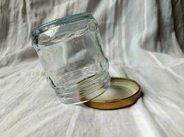 ett tömma glas burk med en gyllene lock foto