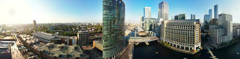 hög vinkel panorama- se av kanariefågel kaj byggnader på central London stad av England bra Storbritannien. de antal fot var fångad med drönare kamera på låg höjd över havet på 08 juni 2023 under solnedgång. foto