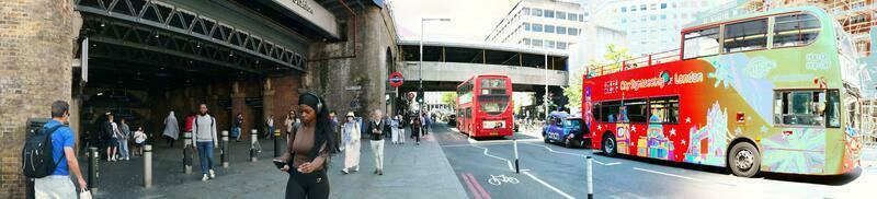 låg vinkel panorama- se av kanariefågel kaj byggnader på central London stad av England bra Storbritannien. de antal fot var fångad på 08 juni 2023 under klar dag. foto