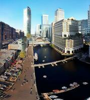 hög vinkel panorama- se av kanariefågel kaj byggnader på central London stad av England bra Storbritannien. de antal fot var fångad med drönare kamera på låg höjd över havet på 08 juni 2023 under solnedgång. foto
