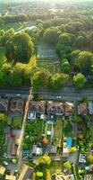 antenn se av luton stad av England Storbritannien på över de wardown offentlig parkera, de drönare kamera antal fot var fångad på juni 13:e, 2023 foto