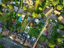 antenn se av luton stad av England Storbritannien på över de wardown offentlig parkera, de drönare kamera antal fot var fångad på juni 13:e, 2023 foto