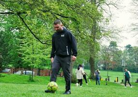 en låg vinkel se av människor är spelar spel på spela jord på offentlig parkera av luton stad av England bra storbritannien Storbritannien, de antal fot var fångad på 12 april 2023 foto