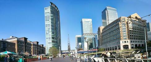 låg vinkel panorama- se av kanariefågel kaj central London stad med lång byggnader, väg, människor på mest dyr område av London stad av England Storbritannien. de antal fot var fångad på 08 juni 2023 foto