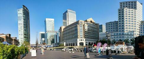 låg vinkel panorama- se av kanariefågel kaj central London stad med lång byggnader, väg, människor på mest dyr område av London stad av England Storbritannien. de antal fot var fångad på 08 juni 2023 foto