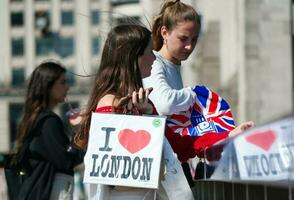 underbar se av människor är njuter värma dag av 4 juni 2023 på de kant av flod thames av central London England Storbritannien. mest av de familjer och ung par är gående runt om och njuter deras tid foto