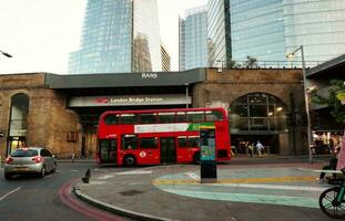 skön låg vinkel se av central London och väg med trafik och människor. de bild var fångad på torn bro London England bra storbritannien på värma solig dag av 04 juni 2023 foto