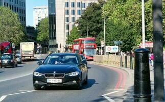 skön låg vinkel se av central London och väg med trafik och människor. de bild var fångad på torn bro London England bra storbritannien på värma solig dag av 04 juni 2023 foto