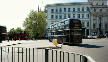 skön låg vinkel se av central London och väg med trafik och människor. de bild var fångad på torn bro London England bra storbritannien på värma solig dag av 04 juni 2023 foto