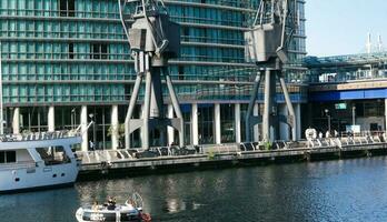 låg vinkel se av central London byggnader och flod thames på kanariefågel kaj central london. de antal fot var fångad under solnedgång över London stad av England Storbritannien på juni 08, 2023 foto