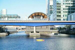 låg vinkel se av central London byggnader och flod thames på kanariefågel kaj central london. de antal fot var fångad under solnedgång över London stad av England Storbritannien på juni 08, 2023 foto