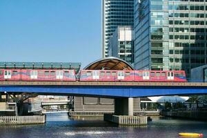 låg vinkel se av central London byggnader och flod thames på kanariefågel kaj central london. de antal fot var fångad under solnedgång över London stad av England Storbritannien på juni 08, 2023 foto